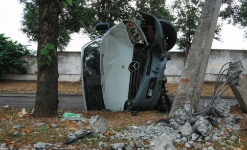 На вулиці Робочій у Дніпрі Mercedes врізався у стовп та перекинувся: є постраждалі