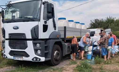 Понад 32 тис. тон технічної води та 4 тис. тон питної: рятувальники підвозять воду до зневоднених населених пунктів області