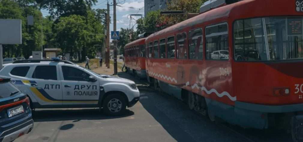 На проспекті Лесі Українки у Дніпрі жінка потрапила під колеса трамвая