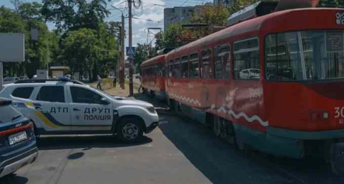 На проспекті Лесі Українки у Дніпрі жінка потрапила під колеса трамвая