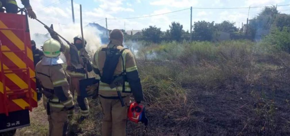 Вогнеборці Павлограду ліквідували займання сухої трави поблизу житлового сектору