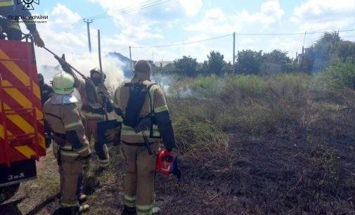 Вогнеборці Павлограду ліквідували займання сухої трави поблизу житлового сектору