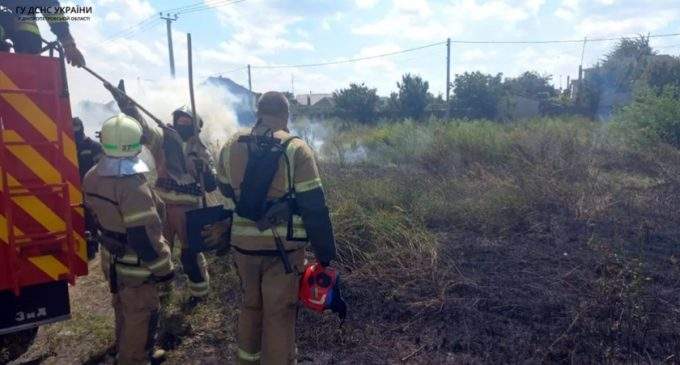 Вогнеборці Павлограду ліквідували займання сухої трави поблизу житлового сектору