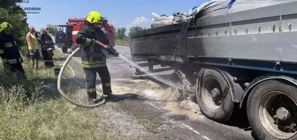 Посеред траси Н-08 Бориспіль–Дніпро–Запоріжжя загорілась вантажівка: деталі