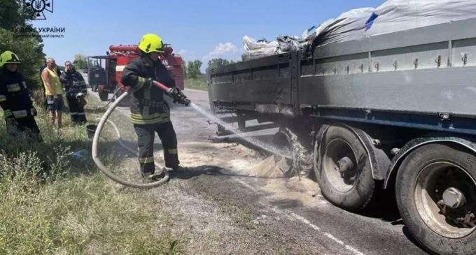 Посеред траси Н-08 Бориспіль–Дніпро–Запоріжжя загорілась вантажівка: деталі