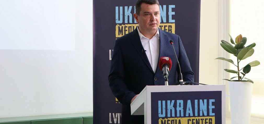 НАЗК почало перевірки способу життя 102 військкомів