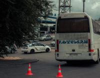Переходили дорогу у невстановленому місці: у Дніпрі автобус збив чоловіка та жінку
