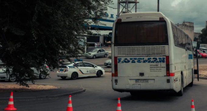 Переходили дорогу у невстановленому місці: у Дніпрі автобус збив чоловіка та жінку