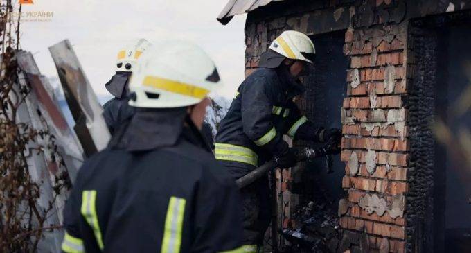 У Дніпрі на пожежі згорів будинок, господарчі споруди та суха трава