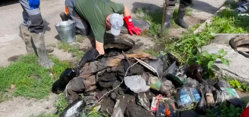 Комунальники Камʼянського полагодили каналізацію по вул. Механізаторів