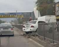 На Слобожанському проспекті у Дніпрі Mitsubishi після зіткнення з Volkswagen зніс розділову огорожу: деталі