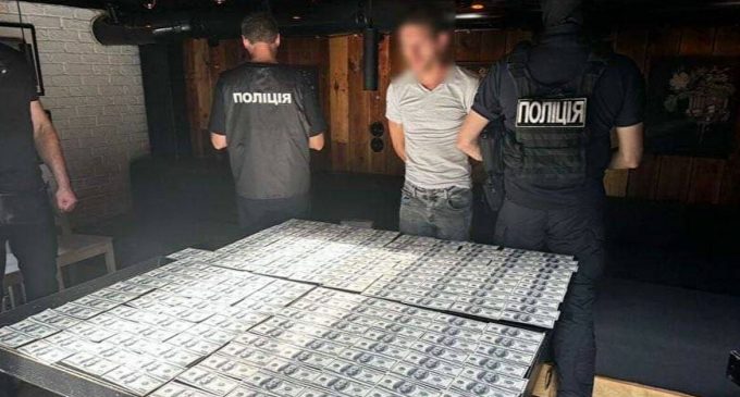 В Одесі затримали чоловіка, який обіцяв “відмазати” від мобілізації за $20 тисяч