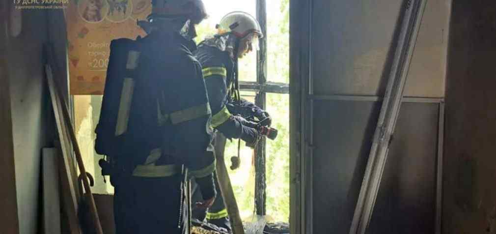 На пожежі у Камʼянському врятували 74-річного чоловіка