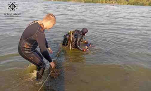 Дніпровські водолази-рятувальники дістали з річки тіло чоловіка 1984 року народження