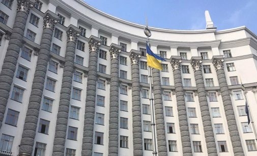 Кабмін підвищив зарплати бюджетників, які працюють у зоні бойових дій