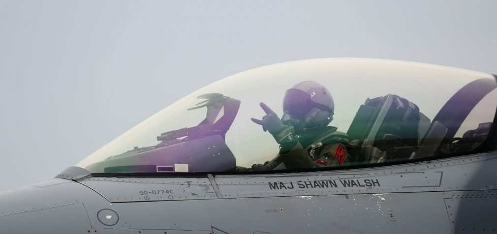 Визначено першу групу українських пілотів для навчань на F-16, – Politico