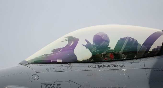 Визначено першу групу українських пілотів для навчань на F-16, – Politico