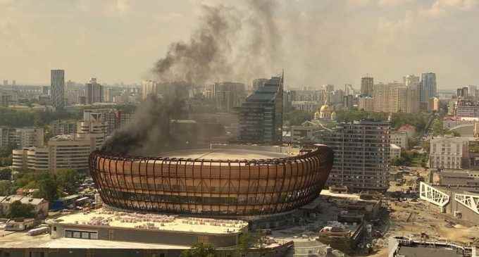 У центрі Єкатеринбургу спалахнула будівля льодової арени (фото, відео)