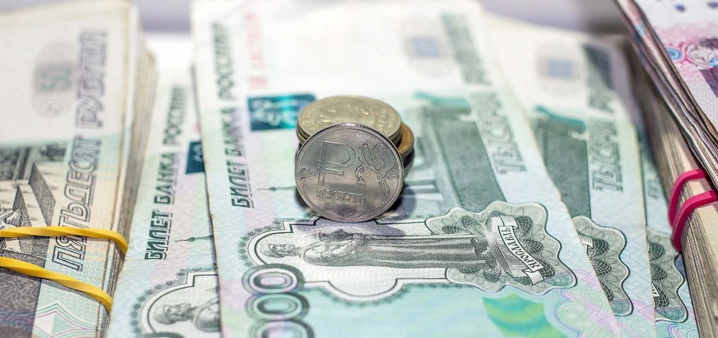 Bloomberg: Чому рубль наблизився до позначки 100 за долар
