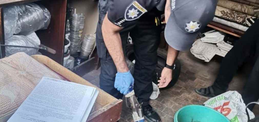 Вирощувала коноплі та зберігала зброю: у Криворізькому районі правоохоронці викрили 63-річну жінку