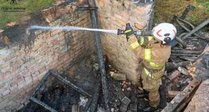 Полум’я перекинулося на дах житлового будинку: у Марганці рятувальники ліквідували пожежу в господарчій споруді