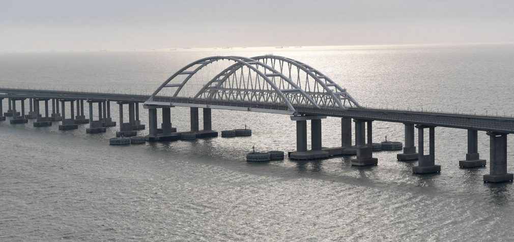 У Севастополі чути звуки вибухів. Росіяни перекрили рух по Кримському мосту