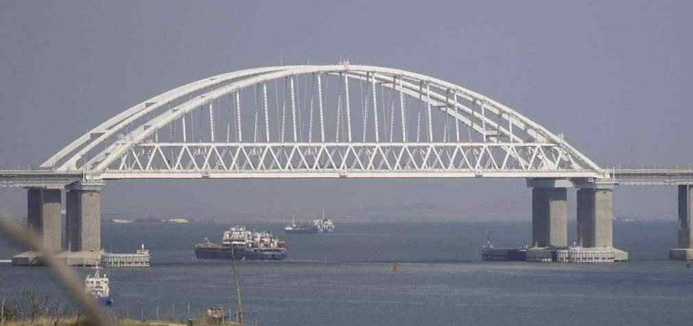 У мережі повідомляють про вибухи у районі Кримського мосту