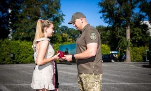 У Дніпрі три родини поліцейських отримали посмертні нагороди за подвиги своїх героїв-захисників