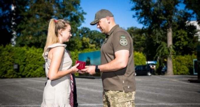 У Дніпрі три родини поліцейських отримали посмертні нагороди за подвиги своїх героїв-захисників