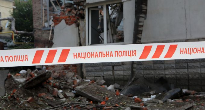 Окупанти завдали повторного удару по Херсону, постраждали рятувальники