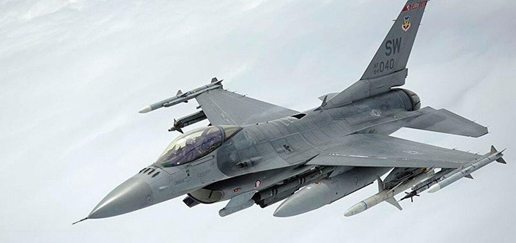 Politico: Перша група з восьми українських пілотів готова до навчання на F-16