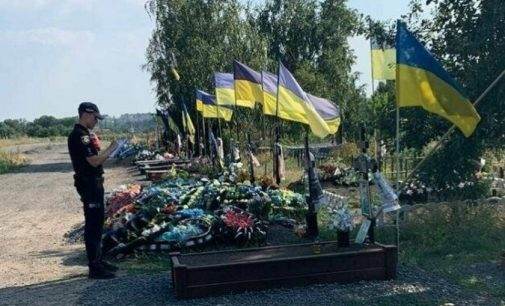 У Криворізькому районі затримали 63-річного чоловіка за наругу над могилами військовослужбовців