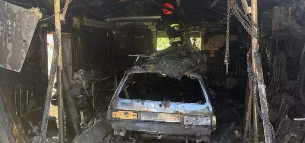 Вогнеборці Дніпра ліквідували займання гаража з автомобілем всередині