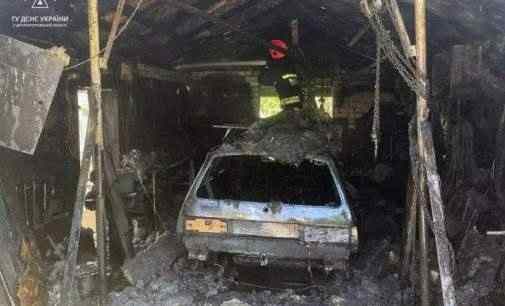 Вогнеборці Дніпра ліквідували займання гаража з автомобілем всередині