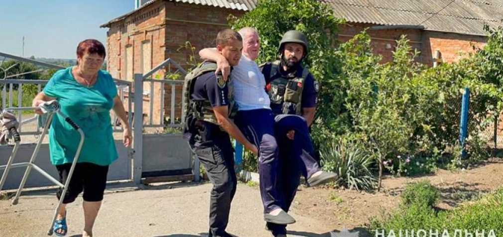 Запорізькі поліцейські евакуювали з Преображенки маломобільного пенсіонера з дружиною