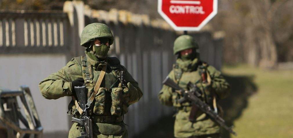 У Криму повідомляють про потужні вибухи. Рух Керченським мостом перекрито