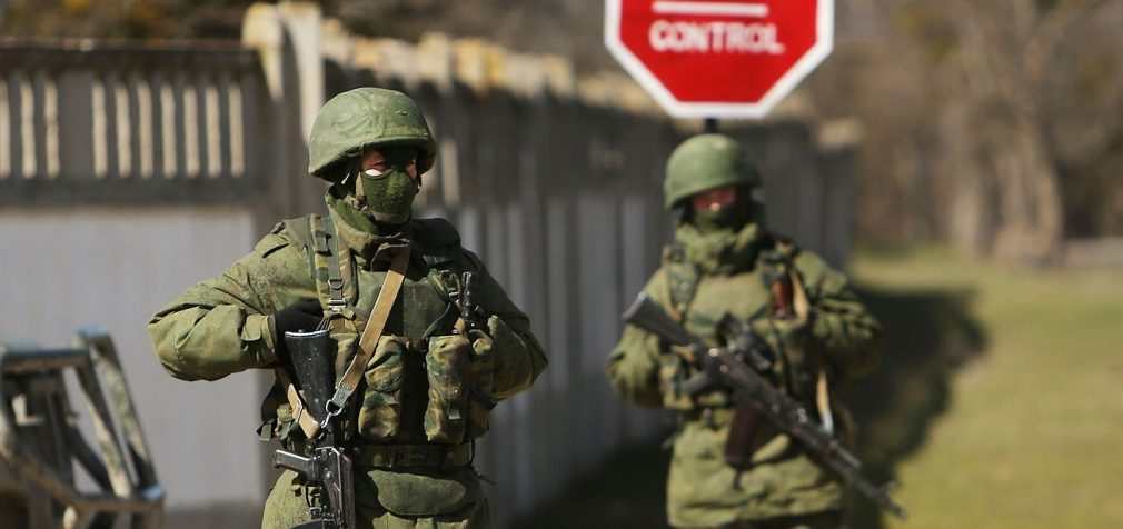 В окупованій Феодосії прогриміли вибухи, повідомляють про дрони і роботу ППО