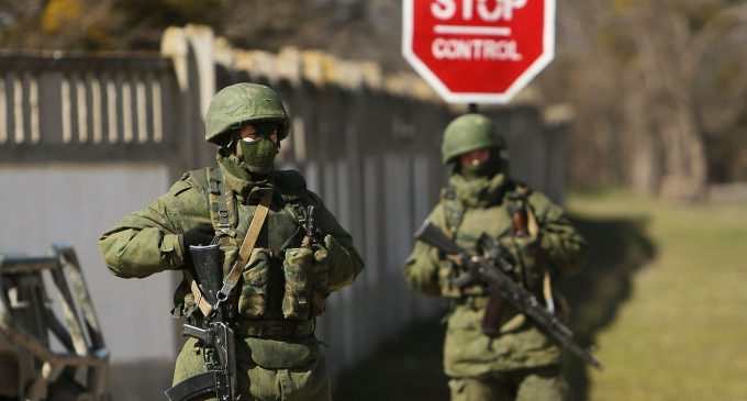 В окупованій Феодосії прогриміли вибухи, повідомляють про дрони і роботу ППО