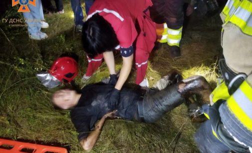 Впав у резервуар глибиною 8 метрів: запорізькі рятувальники надали допомогу чоловіку