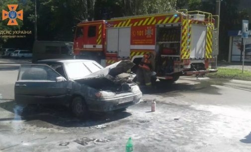 Зайнявся на ходу: в одному з районів Запоріжжя згорів легковик