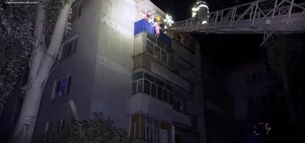 У Нікополі рятувальники надали допомогу жінці, яка застрягла на балконі