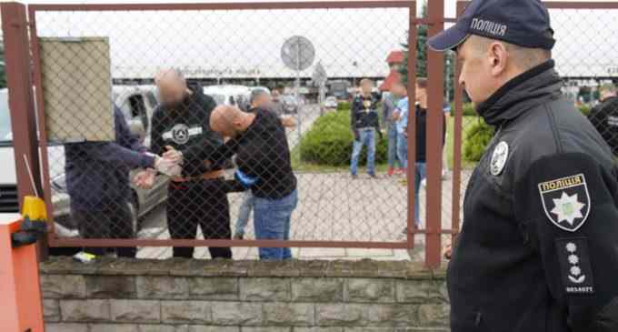 «Офісників» з Дніпра, які ошукали чехів на 7,5 мільйонів євро екстрадували до Європи: подробиці