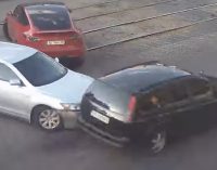 На проспекті Богдана Хмельницького у Дніпрі Ford зіткнувся з Toyota та вилетів на трамвайні колії