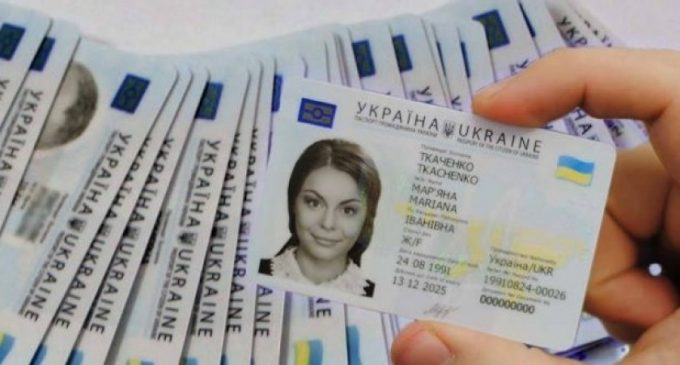 ID-картка та закордонний паспорт: українці можуть отримати документи незалежно від місця реєстрації