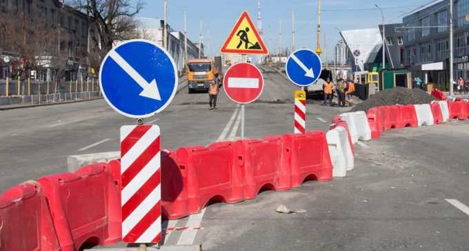 У Києві обвалилися декілька прольотів Дегтярівського мосту на Шулявці