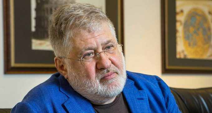Коломойського доставили до суду, його прийшли підтримати медійники з “1+1”