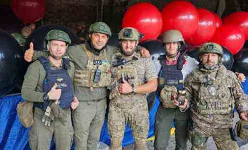 У небі Донецька з’явився величезний український прапор на червоно-чорних кулях