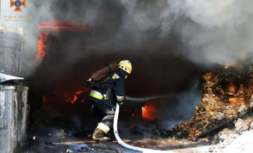 Існувала загроза розповсюдження на інші споруди: у Чечелівському районі Дніпра вогнеборці ліквідували пожежу в нежитловій будівлі