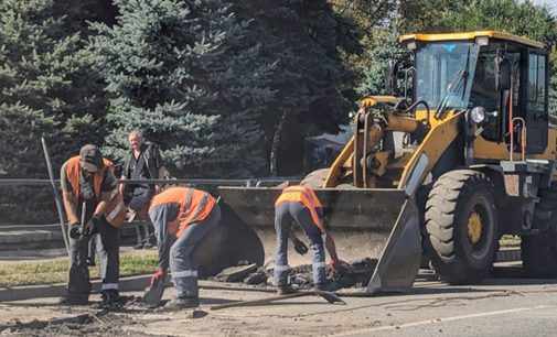 У Кам’янському провели роботи з усунення напливів асфальту