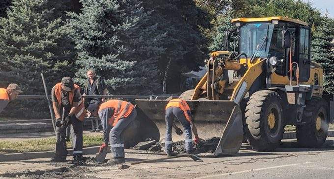 У Кам’янському провели роботи з усунення напливів асфальту